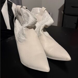 Source Unknown White Pointed-Toe Ankle Booties with Textured Cuff